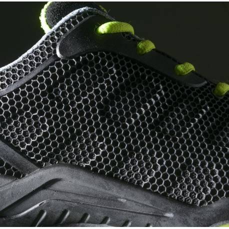Zapato de seguridad negro y verde